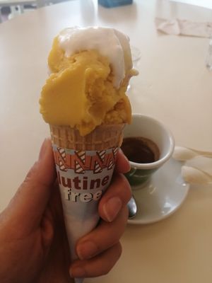 Vegan cocco and mango in gf cone at Puro & Bio in Ravenna