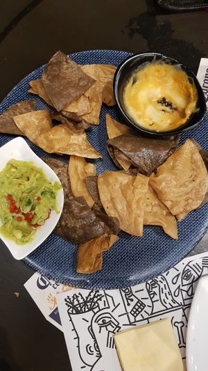 Nachos with guacamole and vegan cheese at Mahara in A Coruna