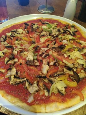 Vegan pizza at Tuatara Backpackers Lodge in Invercargill