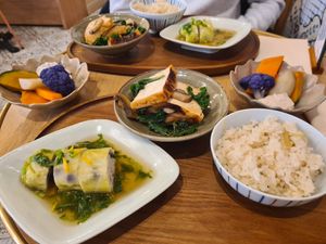 Graines du Jour, deuxième fois là-bas, toujours aussi savoureux. Avec des saveurs inconnues notamment grâce à la racine de tournesol, et une courge japonaise ; délicieux. #Veg at Graines du Jour in Paris