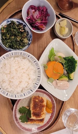 Des crudités, du riz et 2 carrés de tofu (26€) at Graines du Jour in Paris