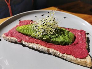 Rote Beete Hummus mit Avocado Toast at Organic Jungle in Gran Canaria