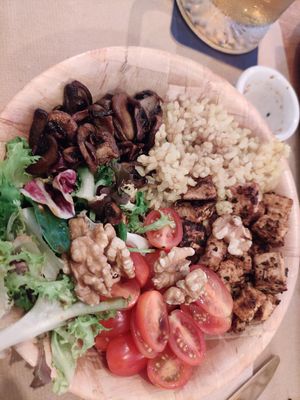 Buddha bowl de tofu marinado, arroz integral y setas salteadas con trufa at Organic Jungle in Gran Canaria