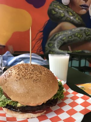 Single beef burger & ayran. İkisi de inanilmaz lezzetli, özellikle ayran siddetle tavsiye edilir. at Junk Vegan in Ankara