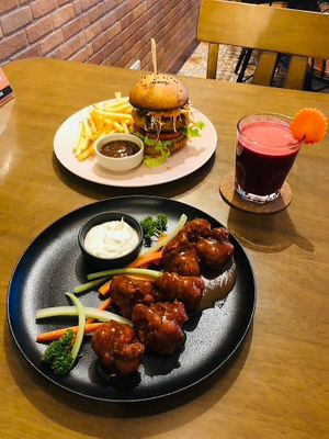 Cauliflower Buffalo wings (tasty!)
Carrots burger (ok, not great)
& beetroot/carrot juice (great!) at Carrots The Vegan Kitchen in Bangkok