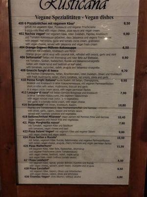 Aktuelle Speisekarte Juli 2022: sie beginnt 6 Pizzabrötchen mit veganem Käse 8.50€, Nachos mit veganem Käse usw 9€, Orangen-Ingwer-Möhren-Kokossuppe 6.5€, Seitansalat 9.9 at Rusticana in Berlin