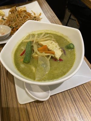 Green curry at Shimiran Thai Food Cafe in Tokyo