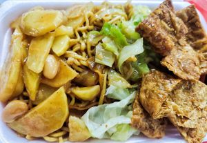 kuey teow mee with dishes at Pure Heart 清心素食 in Central Singapore