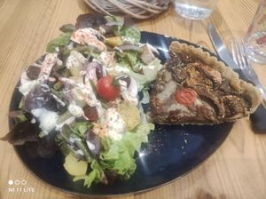 Lunch box 7 euros... Une quiche avec salade cette fois ci... at La Dame au Cerf in Nice