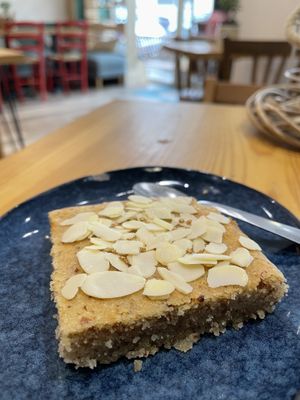 Gâteau aux amandes et à l'orange (fondant)  at La Dame au Cerf in Nice