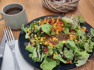 Vegan omlet with salat and Kukicha at La Dame au Cerf in Nice
