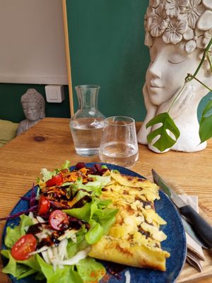 The crêpe and the real star of the meal, the sculpture ❤️ at La Dame au Cerf in Nice