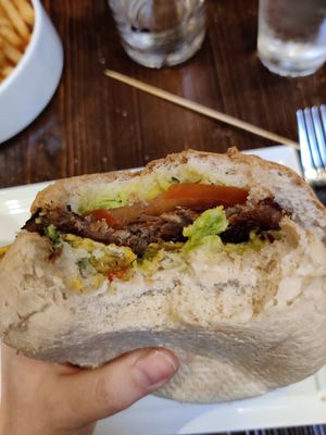 Burger guacamole at The Huggy's Bar - Namur in Namur