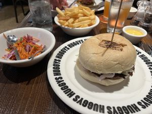 Vegan burger, coleslaw sans vinaigrette, frites à l’huile végétale et moutarde végane 🌱   at The Huggy's Bar - Namur in Namur