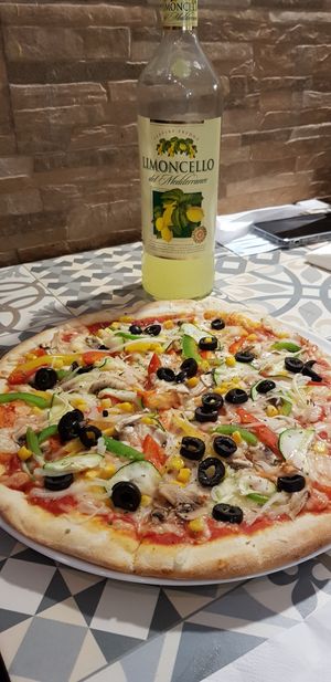 Pizza de vegetais com mozzarella Vegan at Gastronomia Italiana in Cascais