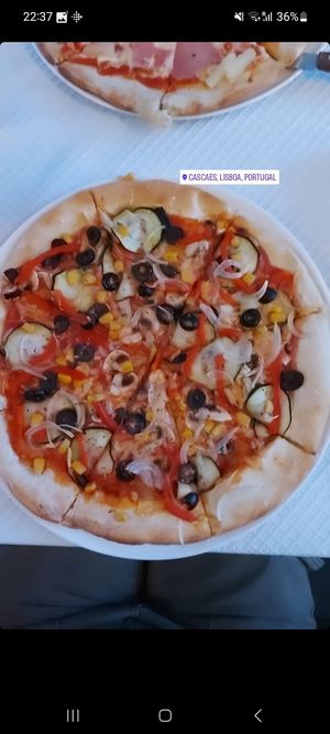 Vegan vegetable pizza at Gastronomia Italiana in Cascais