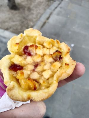 Cestini di mele with cranberries at Ginger in Trieste