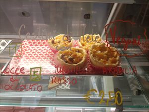 Vegan mini Apple pie at Ginger in Trieste