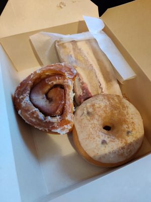 Donut, Zimtschnecke,.. at Mono Cafe in Munich