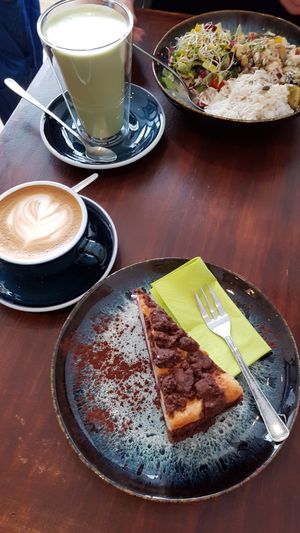Vegan bowl of the day, matcha latte, flat white & Russian Zupfkuchen at Mono Cafe in Munich