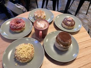 Beim Matcha Donut hatte ich ein Orgasmus 🤯das Tiramisu ist Spezial gewesen und kein Donut. 🌱  at Sammy's Berliner Donuts in Berlin