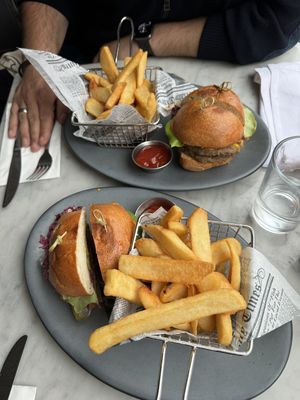 Smash burger en fried chicken sandwich (we had a shared diner)    at Willow Vegan Bistro in New York City