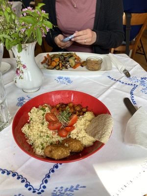 Couscous salat mit Kichererbsen, hausgemachte hummus und falafel  at FreuRaum in Eisenstadt