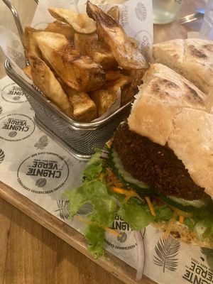 Sándwich de falafel at El Chante Verde in La Fortuna