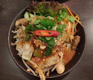 Bowl mit Reisnudeln,  Tofu und Seitan at Nam in Cologne