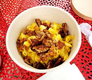 Vegan Mac-n-chjeza  at Spacecat V-stro in Ferndale