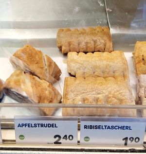 Vegan options are labeled at Anker - Hütteldorfer  in Vienna