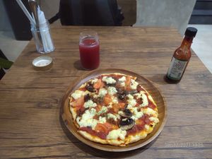 Not easy to find good vegan pizza in Japan. at Sonu Sonu in Fukuoka