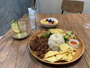 taco rice, lemonade, fruit salad at Sonu Sonu in Fukuoka