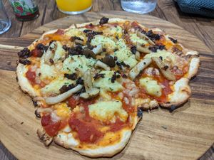 Cheese pizza at Sonu Sonu in Fukuoka