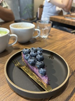 Blueberry cake and maple syrup latte   at Sonu Sonu in Fukuoka