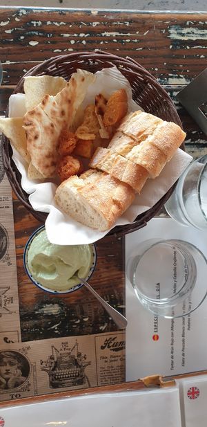 Bread basket with vegan allioli at 13 Bistrot in Fuerteventura