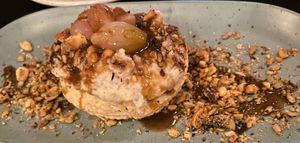 Bladerdeeg / knolseldercrème / zilverui / noten / 
mokka  at Superkelly in Ghent