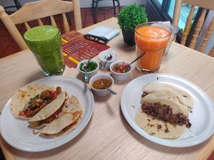 Jugo verde y tacos de fajitas de tofu/Jugo de naranja-zanahoria y tacos de setas asadas at El Sabor de Anita - Maybe closed in Guadalajara