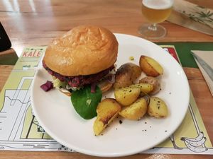 Hamburguesa de avena y remolacha at Mr Kale in Gran Canaria
