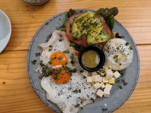 Plato de tosta, 10,80€

Dos huevos a la plancha, lechuga (porque se agotó la rúcula), tomate, aguacate, salsa de mostaza y eneldo, burrata (porque se agotó el tofu) y queso  at Mr Kale in Gran Canaria