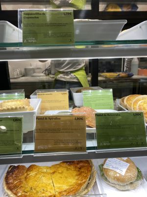 Pastel de Spirulina vegan labeled #Veganuary at Celeiro in Funchal