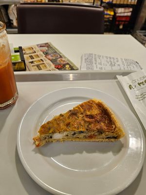 vegan quiche, fresh juice at Celeiro in Funchal
