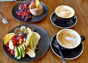 Café con leche de almendras, Pavlova (vegano) y mousse de chocotofu. at Chimi Deli Cocina Natural in San Carlos De Bariloche