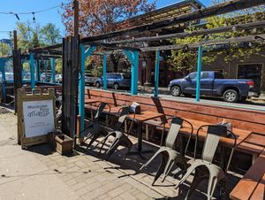 outdoor seating at Mississippi Pizza in Portland