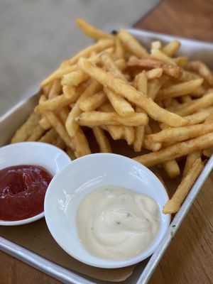 Patatas fritas (L) con salsa vegana y ketchup at Eat Street in Santa Teresa