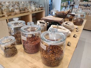 Bulk products at Mercearia 100 Saco in Porto