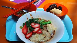 $3.50 bowl of wanton mee with add ons (separately charged) at Jin Xin 静心素食 in Central Singapore