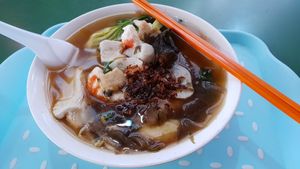 Prawn noodles at Jin Xin 静心素食 in Central Singapore