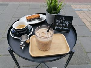 Iced chai and a vegan superfood bar at Food Matterz in Groningen
