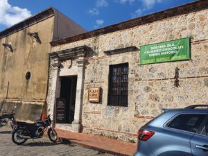 Entrance in the 'Calle Las Damas 102' at Kahkow Experience in Santo Domingo